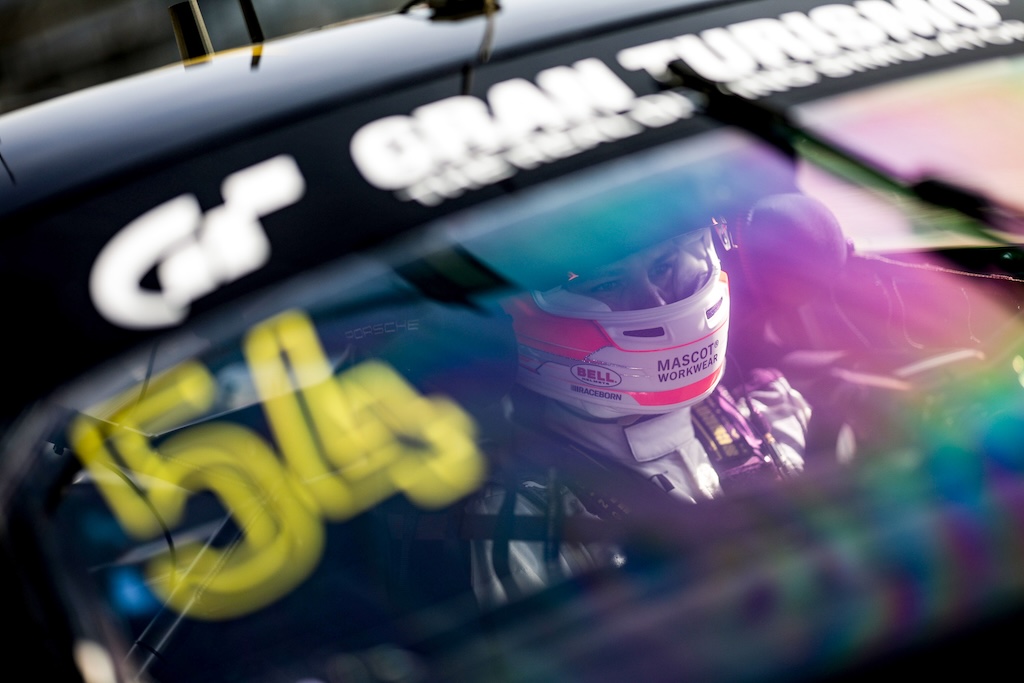 Bastian Buus i kamp mod Max Verstappen på Nürburgring. 
(Foto: Dinamic GT)